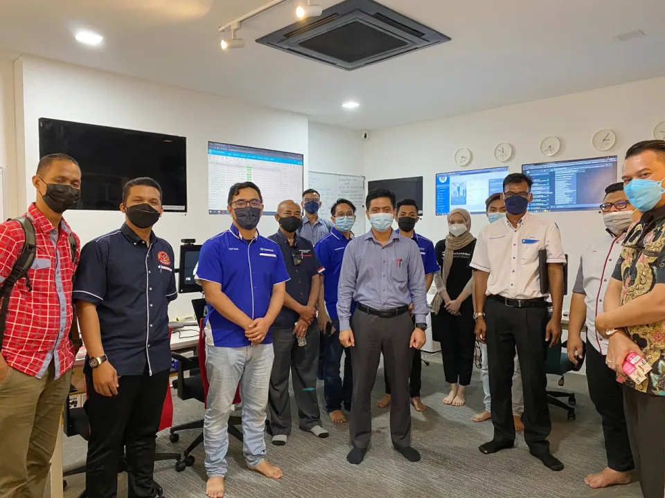 参观 TrackerHero 控制室的访客