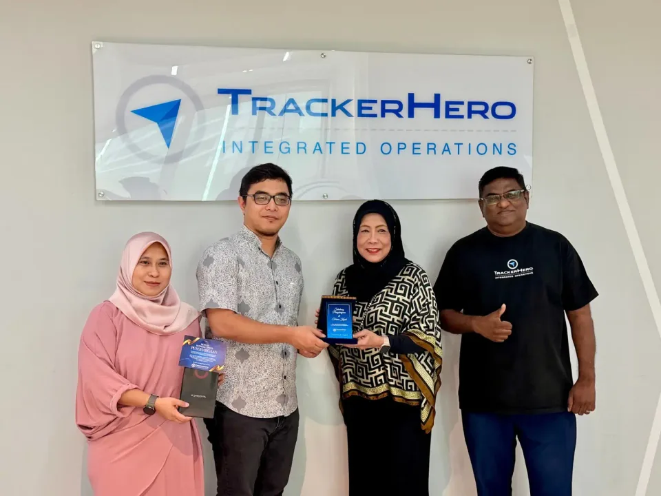 TrackerHero 团队与来访合作伙伴在 TrackerHero 办公室合影